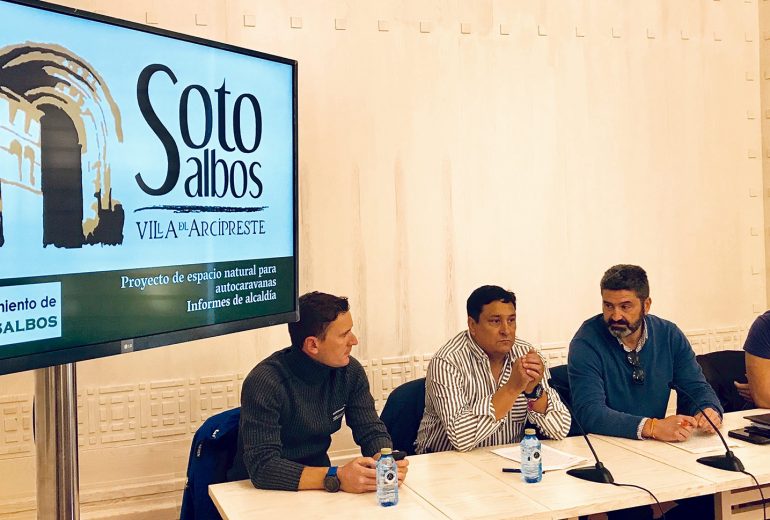 Miembros del equipo de Gobierno de Sotosalbos, de izquierda a derecha Sergio Arnanz, Feliciano Isabel Jimeno, Íñigo de la Lama León y Rodrigo Sánchez durante la rueda de prensa para informar del estado del proyecto del espacio natural para autocaravanas en Sotosalbos, con informe inicial desfavorable por parte del Ayuntamiento.