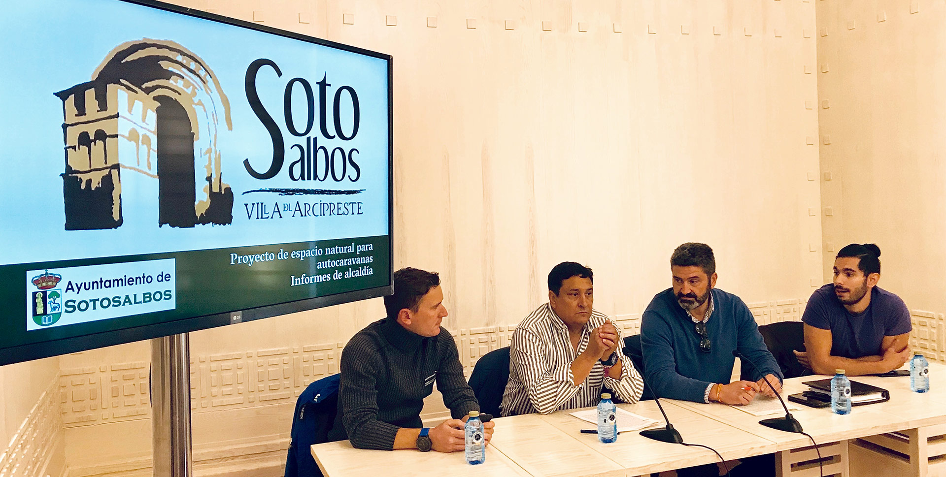 Miembros del equipo de Gobierno de Sotosalbos, de izquierda a derecha Sergio Arnanz, Feliciano Isabel Jimeno, Íñigo de la Lama León y Rodrigo Sánchez durante la rueda de prensa para informar del estado del proyecto del espacio natural para autocaravanas en Sotosalbos, con informe inicial desfavorable por parte del Ayuntamiento.